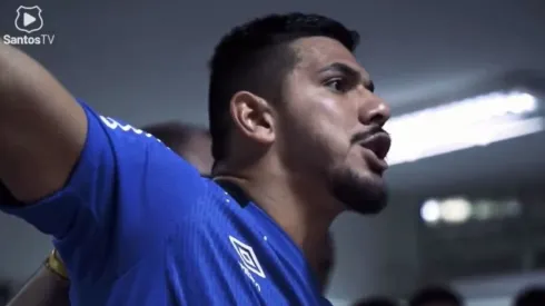 Foto: Reprodução Santos TV/YouTube | João Paulo 'arrepia' em preleção do Santos