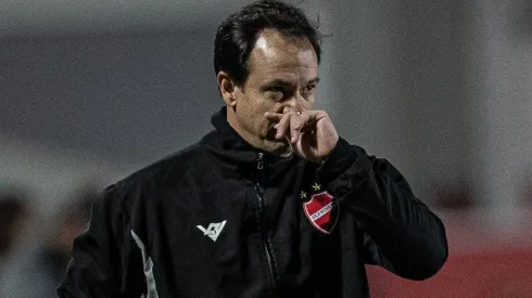 Foto: (Heber Gomes/AGIF) - Dado Cavalcanti comandou o Vila pela primeira vez nesta quinta (19)