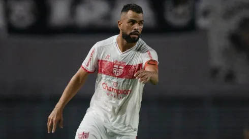 Foto: (Francisco Cedrim/AGIF) – Maicon não tem presença garantida no próximo jogo do CRB na Série B