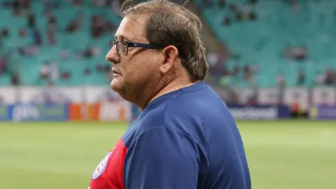 Foto: Renan Oliveira/AGIF – Guto Ferreira saiu em defesa de meia após triunfo sobre a Ponte Preta