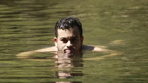 Foto: Pixabay - Banhista nadando no rio.