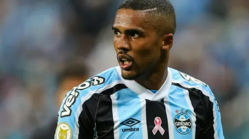 Pedro H. Tesch/AGIF – Douglas em ação pelo Grêmio.