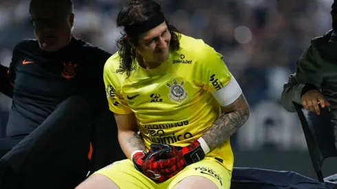 Foto: (Ricardo Moreira/Getty Images) - Grande nome do clássico deste domingo (22), Cássio deixou o campo por conta de uma lesão e preocupou a torcida do Corinthians