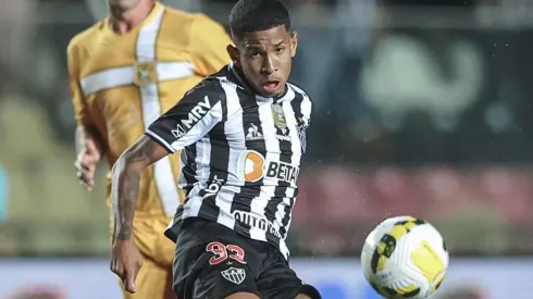 Foto: (Pedro Souza/Atlético) - Savinho brilhou mais uma vez com a camisa do Atlético neste domingo (22)