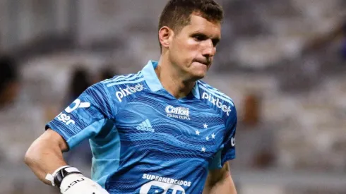 Rafael Cabral com a camisa do Cruzeiro (Foto: Fernando Moreno/AGIF)
