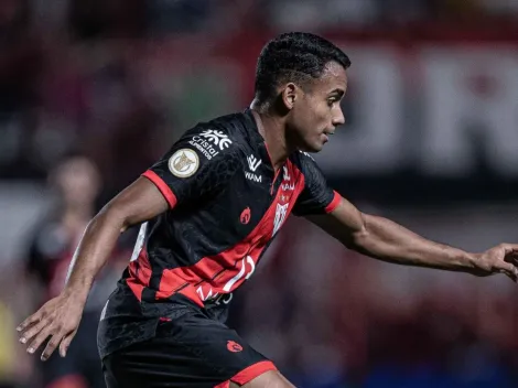Airton celebra primeiro gol no Brasileirão e projeta duelo decisivo do Atlético-GO na Sul-Americana