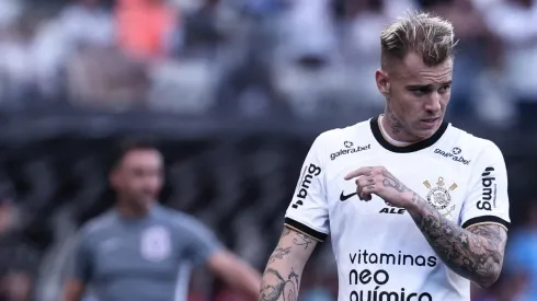 Jornalista relembra histórico de Roger Guedes e destaca atitude de Vítor Pereira