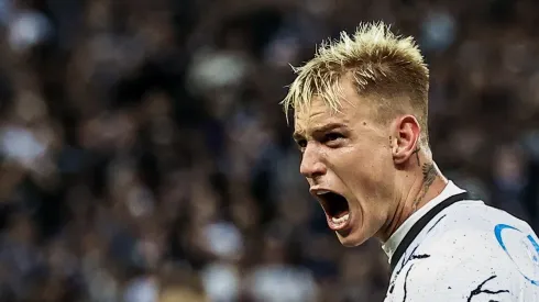 Roger Guedes com a camisa do Corinthians (Foto: Marcello Zambrana/AGIF)