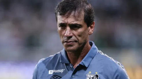 Bustos exalta classificação do Santos e aponta culpado para má fase: “Estaríamos melhor”