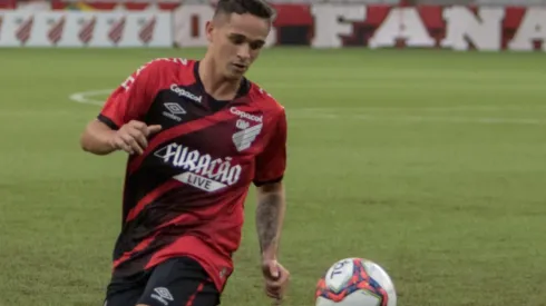 Khellven tem atuado como titular no Athletico-PR (Foto: Robson Mafra/AGIF)