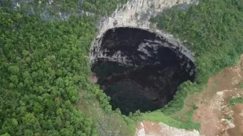 Buraco tem mais de 300 metros de largura. Foto: Reprodução/The Weather Channel/YouTube