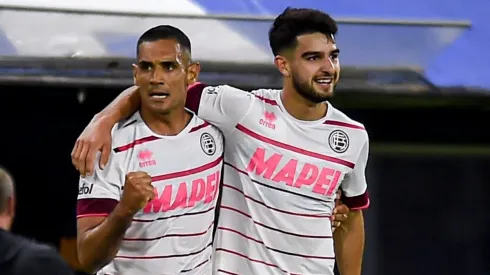 Foto: Marcelo Endelli/Getty Images - José López (à direita) é considerado um dos atacantes mais promissores da Argentina e pode reforçar o Palmeiras