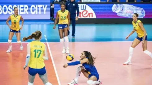 Nyeme faz o passe para Julia Bergmann durante o jogo — Foto: FIVB