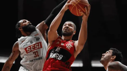 David Jackson e Olivinha em ação no Flamengo x Franca — Foto: Gilvan de Souza/Flamengo