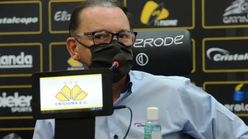 Caio Marcello/AGIF - Anselmo em entrevista coletiva.