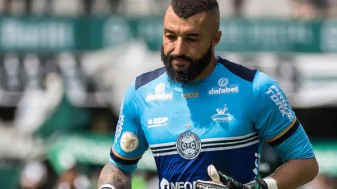 Foto: Robson Mafra/AGIF - Alex Muralha: convive com altos e baixos no Coritiba