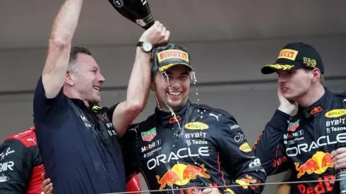Christian Horner, chefe da RBR, comemora vitória de Sergio Pérez no GP de Mônaco com o terceiro colocado Max Verstappen — Foto: Hasan Bratic/picture alliance via Getty Images