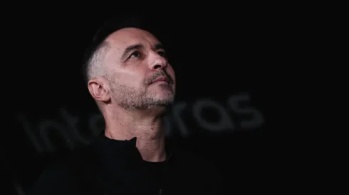 Vítor Pereira voltou a deixar meia do Corinthians fora da lista de relacionados, mesmo com onda de desfalques no time