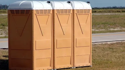 Homem leva banheiro químico para ter relação íntima com namorada e se dá mal. Foto: Pixabay.