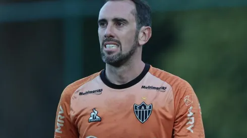 Foto: Pedro Souza / Atlético / Divulgação - Diego Godín: na mira do Vélez Sarsfield, da Argentina