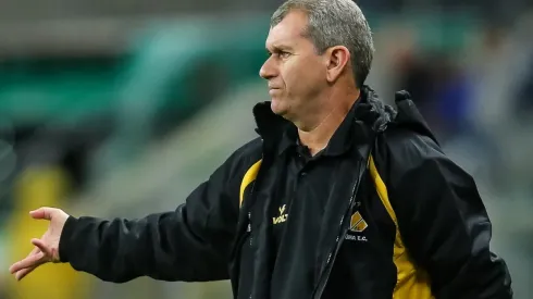 Pedro H. Tesch/AGIF - Torcida que renovação de meia de Tencati.