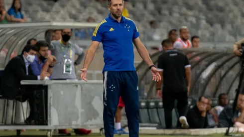 Foto: Alessandra Torres/AGIF - Paulo Pezzolano tem desfalque no sistema defensivo do Cruzeiro