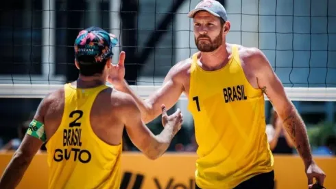 Alison e Guto festejam durante vitória em Roma — Foto: Divulgação CBV