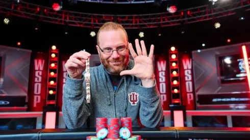 Adam Friedman ganhou o quinto bracelete na carreira (Foto: Divulgação/PokerGO)