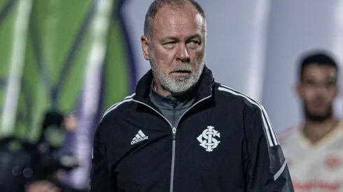 Foto: Isabela Azine/AGIF – Mano Menezes: detalhou papo com o jogador, que está de saída do Colorado