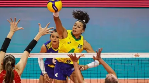 Carol ataca para o Brasil contra a Turquia — Foto: Wander Roberto/Inovafoto/CBV