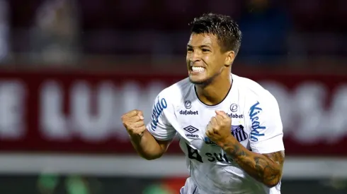 Marcos Leonardo tem recebido sondagens da Europa (Foto: Thiago Calil/AGIF)