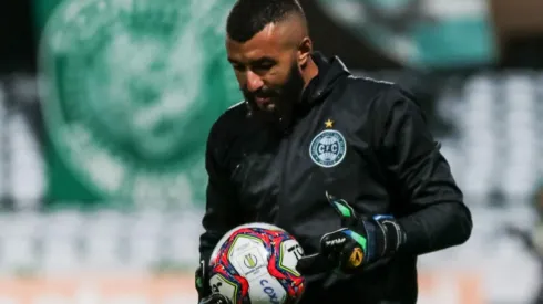 Foto: Robson Mafra/AGIF - Alex Muralha: pode perder posição no Coritiba em clássico