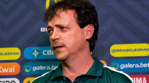 Foto: Fernando Moreno/AGIF - Diniz ganha reforço para a partida diante do Avaí