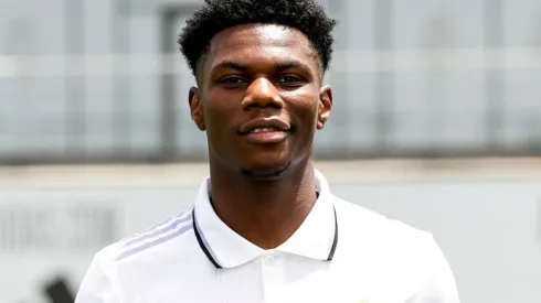 Foto: Real Madrid/Divulgação - Tchouaméni: jovem francês já foi apresentado oficialmente