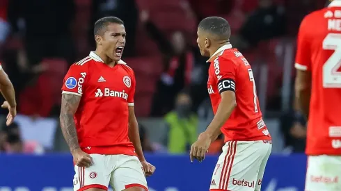 Foto: Pedro H. Tesch/AGIF - Caio Vidal (à esquerda) seria um dos nomes que Inter liberaria para viabilizar reforços na janela