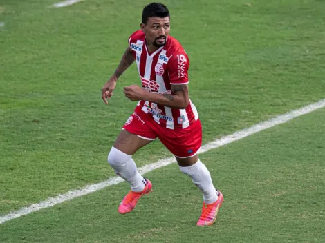 “Um pouco mais fragilizados”: sem homem-gol, Roberto Fernandes quebra a cabeça para duelo da Série B