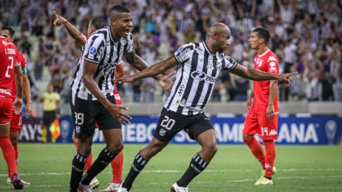 Foto: Lucas Emanuel/AGIF - Wescley (à direita) deve sair do Ceará ao final do mês sem deixar saudade