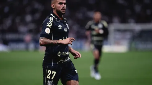 Auro em ação com a camisa do Santos (Foto: Ettore Chiereguini/AGIF)