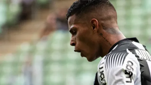 Foto: Alessandra Torres/AGIF - Mailton vai por empréstimo para a Chape e, em troca, Galo deve receber joia do time catarinense