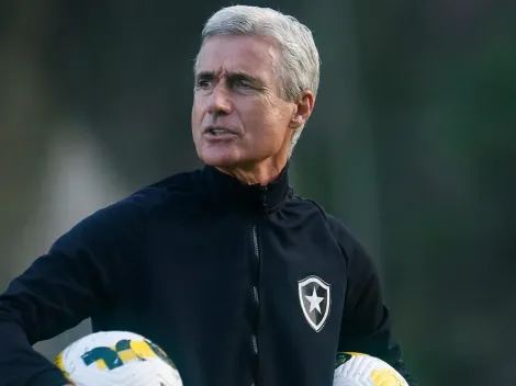 Botafogo paga R$ 300 mil e compra 50% de "xodó" de Luís Castro