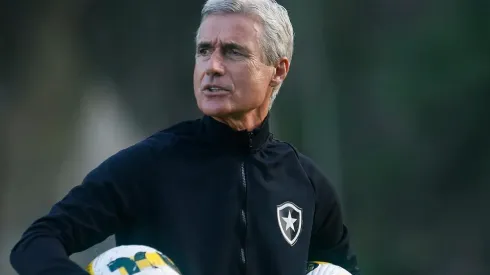 Foto: Vitor Silva/Botafogo/Divulgação - Luís Castro: técnico gosta do futebol do meio-campista