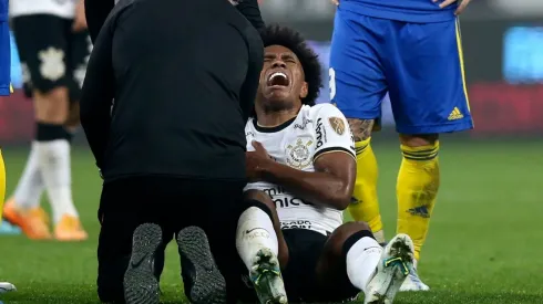 Foto: Alexandre Schneider/Getty Images - Willian saiu com muitas dores após cair sobre o ombro em duelo contra o Boca