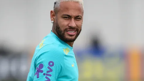 Foto: Alexandre Schneider/Getty Images | Neymar está com um pé fora do PSG