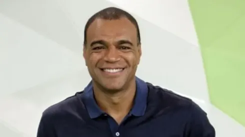 Foto: Reprodução / TV Bandeirantes - Denílson se rende a medalhão do Fluminense