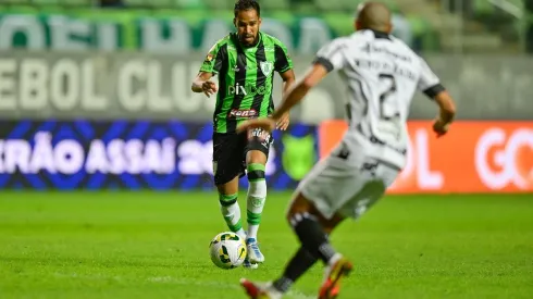 Everaldo deixou o campo sentindo dores na vitória sobre o Goiás, no domingo (3)
