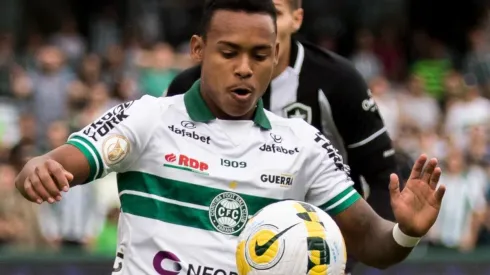 Foto: Robson Mafra/AGIF – Igor Paixão: atacante volta ao Coritiba no final de semana