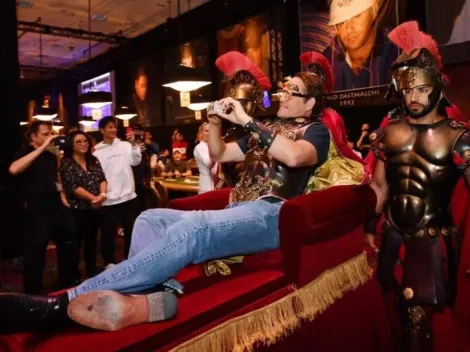 Copa do Mundo de Poker: Ator americano faz entrada triunfal e divulga o bracelete destinado ao campeão do Main Event