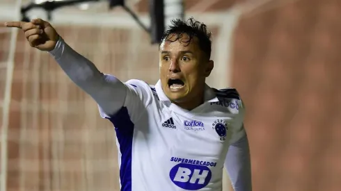 Foto: Mauro Horita - Edu reclama de marcação do bandeira que assinalou impedimento em gol contra Ituano