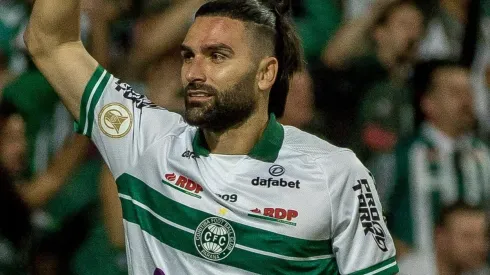 Foto: Robson Mafra/AGIF - Léo Gamalho: atacante voltou a balançar as redes no último jogo