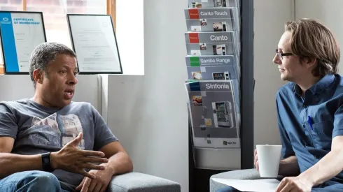 Foto: Pixabay - Duas pessoas conversando.